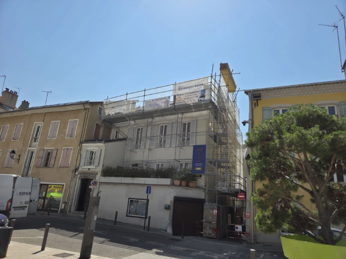 Face du chantier sur le parvis de la cathédrale